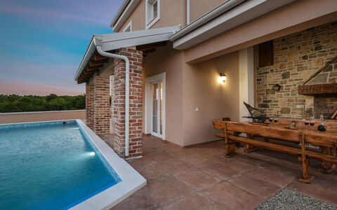 Imperia: Propiedad, Casa, Casa, Edificio, Bienes Raíces, Piscina, Inmuebles, Pared, Habitación, Barrio Residencial