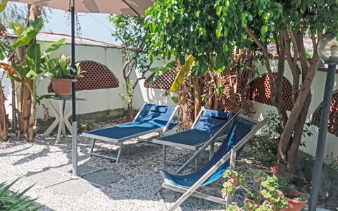 Villa Lamarmora: Mueble, Mueble Para Exteriores, Silla, Maceta, Sombra, Jardín, Planta De Casa, Mesa Al Aire Libre, Yarda