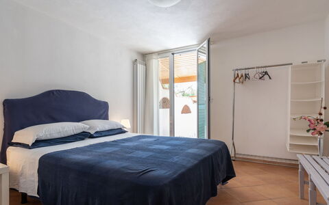 Villa Lamarmora: Habitación, Cama, Mueble, Habitación, Sábana, Propiedad, Marco De La Cama, Colchón, Lecho, Suelo