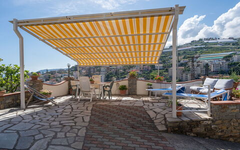 Villetta Laura: Propiedad, Techo, Arquitectura, Edificio, Casa, Casa, Amarillo, Cielo, Bienes Raíces, Barrio Residencial