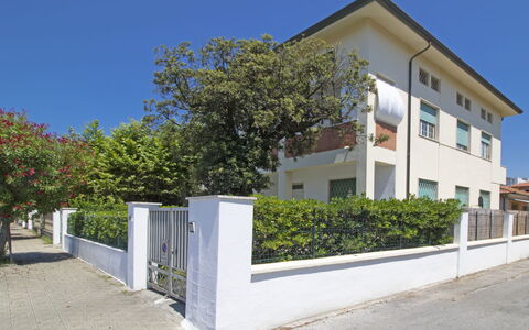 Sandra: Propiedad, Casa, Edificio, Bienes Raíces, Casa, Barrio Residencial, Fachada, Arquitectura, El Terreno Del Lote, Barrio