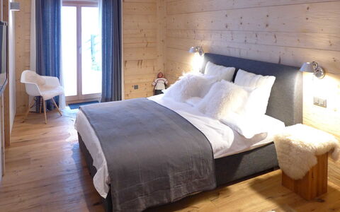Crans-Montana 643: Habitación, Cama, Mueble, Habitación, Propiedad, Marco De La Cama, Sábana, Diseño De Interiores, Lecho, Suelo