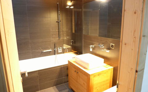 Crans-Montana 643: Grifo, Lavabo, Lavabo Del Baño, Arreglo De Tubería, Baño, Espejo, Edificio, Mueble De Baño, Madera
