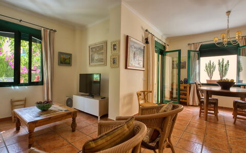 Jardines del Mar: Habitación, Propiedad, Mueble, Diseño De Interiores, Edificio, Sala, Casa, Bienes Raíces, Techo, Mesa