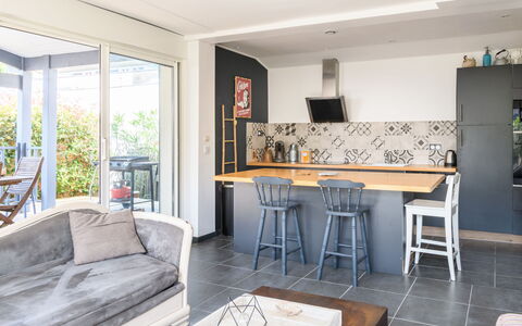 Aimé Bourdier: Mueble, Mesa, Propiedad, Sofá, Madera, Marco, Planta, Diseño De Interiores, Piso, Suelo