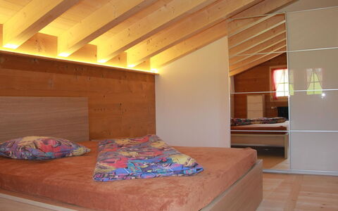 Alphaus Hasler: Propiedad, Mueble, Comodidad, Madera, Diseño De Interiores, Arquitectura, Suelo, Piso, Pared, Manchas De Madera