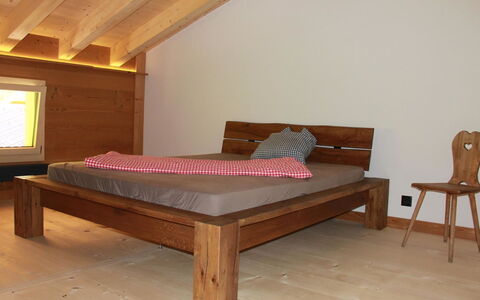 Alphaus Hasler: Mueble, Edificio, Comodidad, Madera, Marco De La Cama, Cama, Suelo, Sombra, Piso, Rectángulo