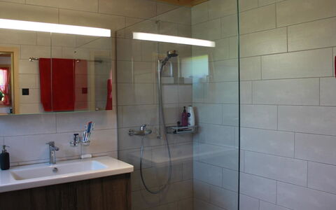 Alphaus Hasler: Espejo, Lavabo, Arreglo De Tubería, Propiedad, Grifo, Edificio, Baño, Lavabo Del Baño, Pared