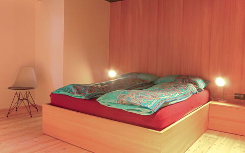 Armina: Madera, Habitación, Diseño De Interiores, Piso, Suelo, Naranja, Rosado, Cama, Marrón, Sábana