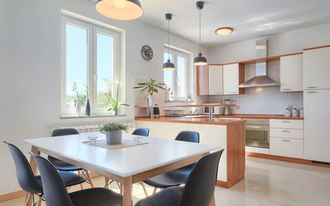 Eugen: Habitación, Mueble, Propiedad, Diseño De Interiores, Cocina, Edificio, Comedor, Mesa, Mostrador, Gabinetes