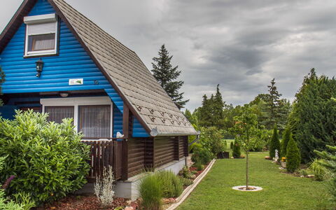 Blue: Planta, Nube, Cielo, Edificio, Propiedad, Ventana, Árbol, El Terreno Del Lote, Casa, Paisaje Natural