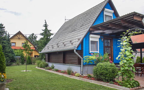 Blue: Planta, Cielo, Nube, Edificio, Ventana, Casa, Árbol, El Terreno Del Lote, Barrio, Madera