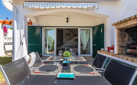 Roberts: Propiedad, Habitación, Edificio, Casa, Diseño De Interiores, Mueble, Casa, Mesa, Bienes Raíces, Patio