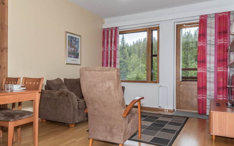 Ylläs Chalets A507: Mueble, Silla, Mueble Para Exteriores, Mesa, Madera, Mesa Al Aire Libre, Cocina Y Comedor Mesa, Sombra, Jardín, Paraguas
