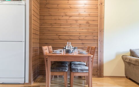 Ylläs Chalets A507: Mueble, Silla, Mueble Para Exteriores, Mesa, Madera, Mesa Al Aire Libre, Cocina Y Comedor Mesa, Sombra, Jardín, Paraguas
