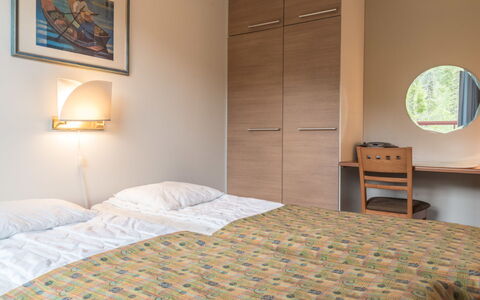 Ylläs Chalets A507: Mueble, Silla, Mueble Para Exteriores, Mesa, Madera, Mesa Al Aire Libre, Cocina Y Comedor Mesa, Sombra, Jardín, Paraguas