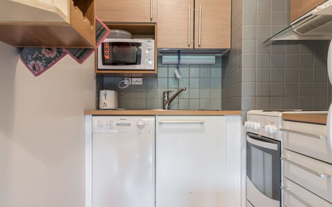 Ylläs Chalets A507: Mueble, Silla, Mueble Para Exteriores, Mesa, Madera, Mesa Al Aire Libre, Cocina Y Comedor Mesa, Sombra, Jardín, Paraguas