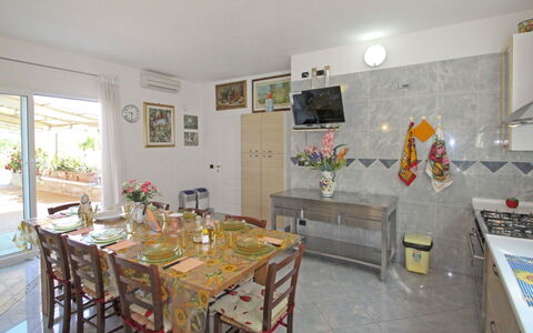 La Rosa: Propiedad, Habitación, Edificio, Amarillo, Casa, Mueble, Bienes Raíces, Suelo, Diseño De Interiores, Mesa