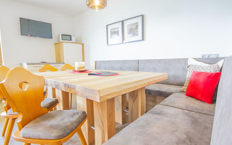 Fügen 450: Habitación, Mueble, Propiedad, Mesa, Diseño De Interiores, Amarillo, Edificio, Suelo, Silla, Comedor