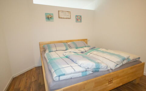 Ötz 150: Habitación, Cama, Mueble, Habitación, Propiedad, Marco De La Cama, Suelo, Sábana, Lecho, Colchón