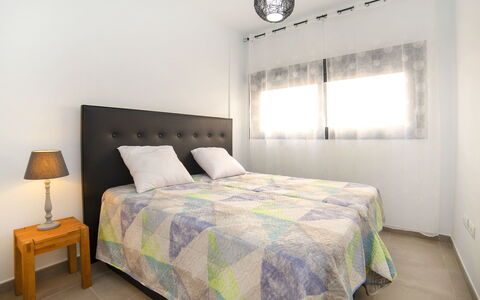 Calpe Beach i: Habitación, Cama, Sábana, Mueble, Lecho, Propiedad, Habitación, Marco De La Cama, Funda De Edredón, Pared