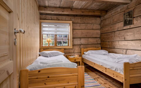 Eiketun: Habitación, Madera, Mueble, Cama, Diseño De Interiores, Piso, Suelo, Litera, Habitación, Techo