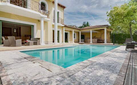 Caliopa: Agua, Propiedad, Cielo, Edificio, Azur, Piscina, Nube, Diseño De Interiores, Árbol, Ventana
