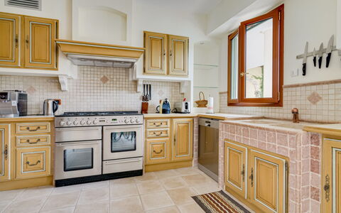 Caliopa: Gabinetes, Habitación, Mueble, Mostrador, Cocina, Propiedad, Loseta, Suelo, Diseño De Interiores, Edificio