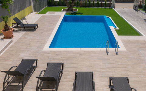 Evelina: Piscina, Sunlounger, Mueble Para Exteriores, Propiedad, Mueble, Hierba, Ocio, Rectángulo, Bienes Raíces, Silla