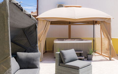 Evelina: Mueble, Propiedad, Fotografía, Blanco, Sombra, Comodidad, Mueble Para Exteriores, Cielo, Paraguas, Tienda