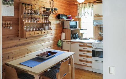 Ylläsmukka a 3: Mueble, Cocina, Diseño De Interiores, Madera, Piso, Mostrador, Aparato De Cocina, Gabinetes, Techo, Suelo