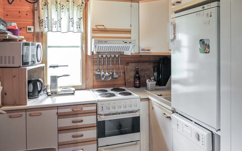 Ylläsmukka a 3: Aparato De Cocina, Cocina, Mostrador, Electrodoméstico, Gabinetes, Mueble, Electrodoméstico, Madera, Estufa De Cocina, Diseño De Interiores