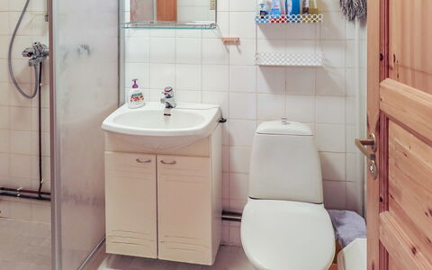Ylläsmukka a 3: Baño, Arreglo De Tubería, Asiento Del Baño, Baño, Lavabo Del Baño, Lavabo, Piso, Diseño De Interiores, Suelo, Grifo