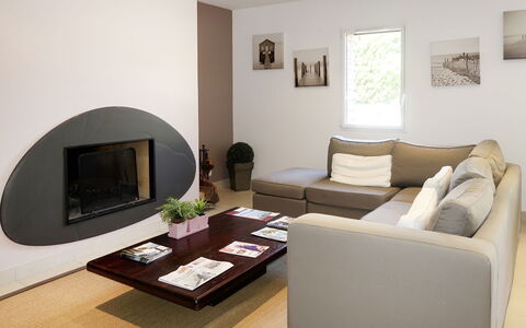 Cancale 648: Sofá, Mesa, Mueble, Marco, Comodidad, Diseño De Interiores, Sala, Sofá Cama, Arquitectura, Suelo