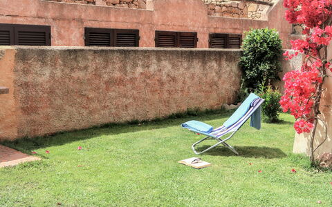 Trudi: Césped, Patio Interior, Hierba, Propiedad, Yarda, Jardín, Pared, Árbol, Familia De Las Gramíneas, Casa