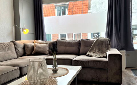 Brouwershaven: Mesa, Mueble, Sofá, Ventana, Edificio, Sofá Cama, Madera, Marco, Comodidad, Diseño De Interiores