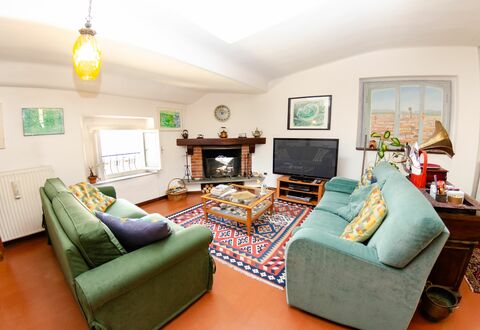 Sinidio: Sala, Mueble, Habitación, Propiedad, Diseño De Interiores, Verde, Sofá, Edificio, Bienes Raíces, Mesa