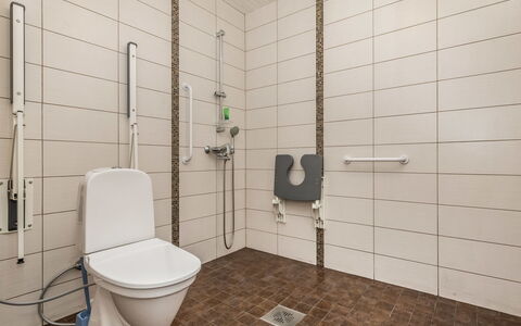 Pertunmaa 603: Asiento Del Baño, Piso, Baño, Arreglo De Tubería, Suelo, Baño, Plomería, Diseño De Interiores, Loseta, Habitación