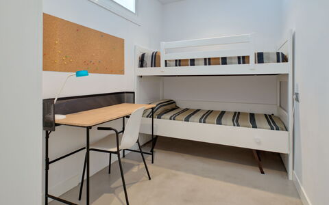 La Senia: Mueble, Habitación, Cama, Propiedad, Diseño De Interiores, Edificio, Escritorio, Estante, Desván, Mesa