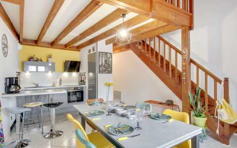 Emeuraude: Habitación, Propiedad, Edificio, Diseño De Interiores, Mueble, Comedor, Techo, Casa, Casa, Bienes Raíces