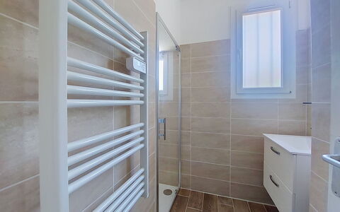Les Hirondelles: Piso, Suelo, Arreglo De Tubería, Diseño De Interiores, Techo, Baño, Plomería, Habitación, Loseta