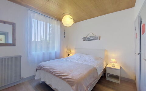 Les Hirondelles: Mueble, Cama, Diseño De Interiores, Habitación, Suelo, Pared, Piso, Lecho, Sábana, Lámpara