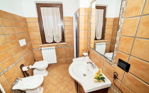 I Gigli di Montefiascone: Piso, Suelo, Diseño De Interiores, Habitación, Arreglo De Tubería, Lavabo, Puerta, Grifo, Plomería, Manchas De Madera
