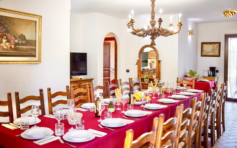 I Gigli di Montefiascone: Mueble, Diseño De Interiores, Mesa, Comedor, Vajilla, Silla, Techo, Habitación, Cocina Y Comedor Mesa, Manteles