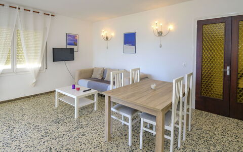 Costa Playa: Habitación, Propiedad, Mueble, Bienes Raíces, Diseño De Interiores, Mesa, Edificio, Suelo, Casa, Techo