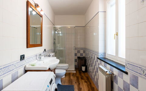 Samuele: Piso, Suelo, Arreglo De Tubería, Diseño De Interiores, Baño, Plomería, Loseta, Techo, Lavabo, Grifo