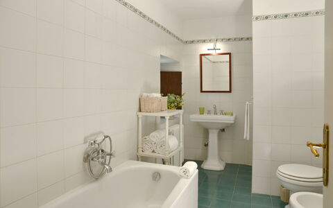 Casa Di Lilli: Baño, Arreglo De Tubería, Diseño De Interiores, Piso, Pared, Lavabo Del Baño, Baño, Suelo, Lavabo, Grifo