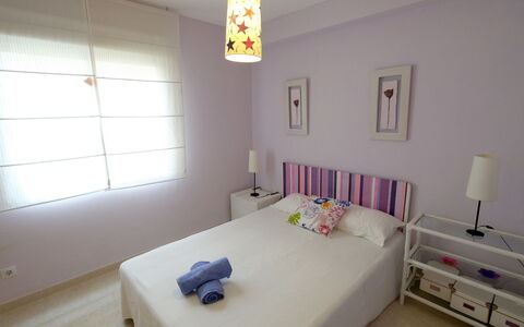 Residencial Mar: Habitación, Habitación, Mueble, Propiedad, Diseño De Interiores, Pared, Cama, Sábana, Marco De La Cama, Edificio