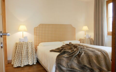 Samedan 7: Habitación, Cama, Mueble, Habitación, Sábana, Lecho, Marco De La Cama, Diseño De Interiores, Propiedad, Cortina