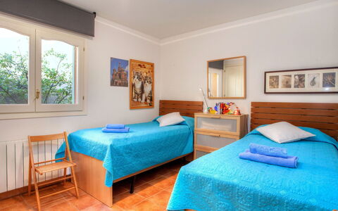 Gloria: Habitación, Mueble, Habitación, Propiedad, Cama, Sábana, Diseño De Interiores, Bienes Raíces, Marco De La Cama, Edificio
